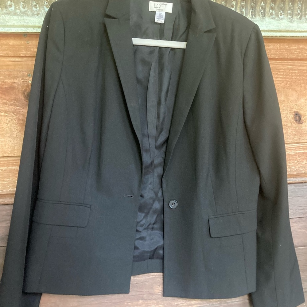Simple elegant and lightweight LOFT petite womens blazer size 12P, perfect black